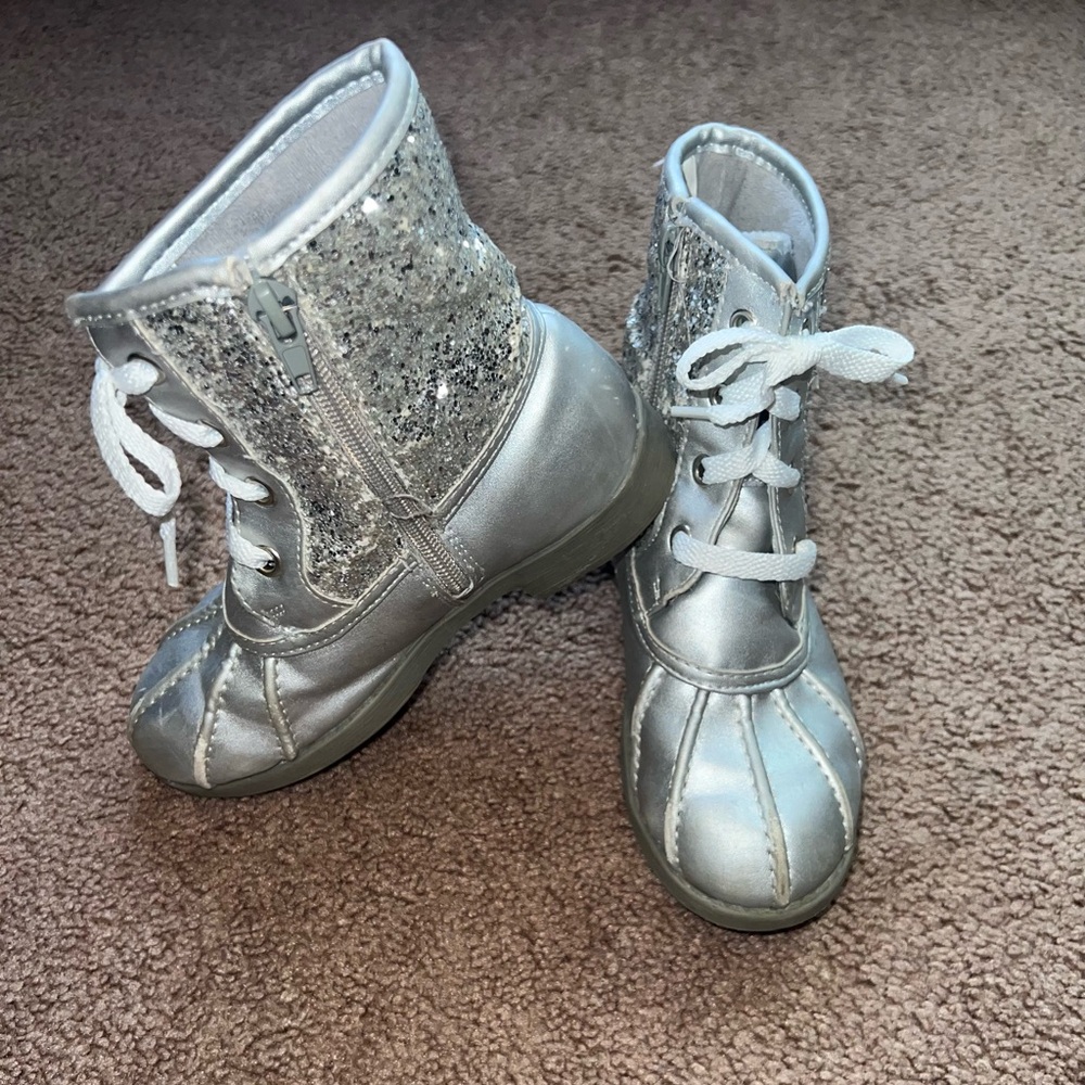 🎀 Girl’s Size 13 Silver Boots